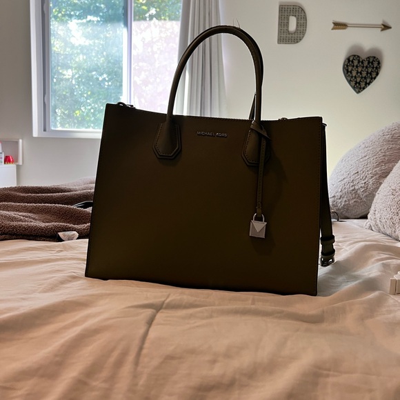 Michael Kors green purse - Picture 4 of 4